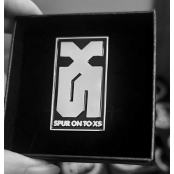 Spur On To XS (Hol), Ltd. Metalpin in Schatulle Dunkelheit Produkti...