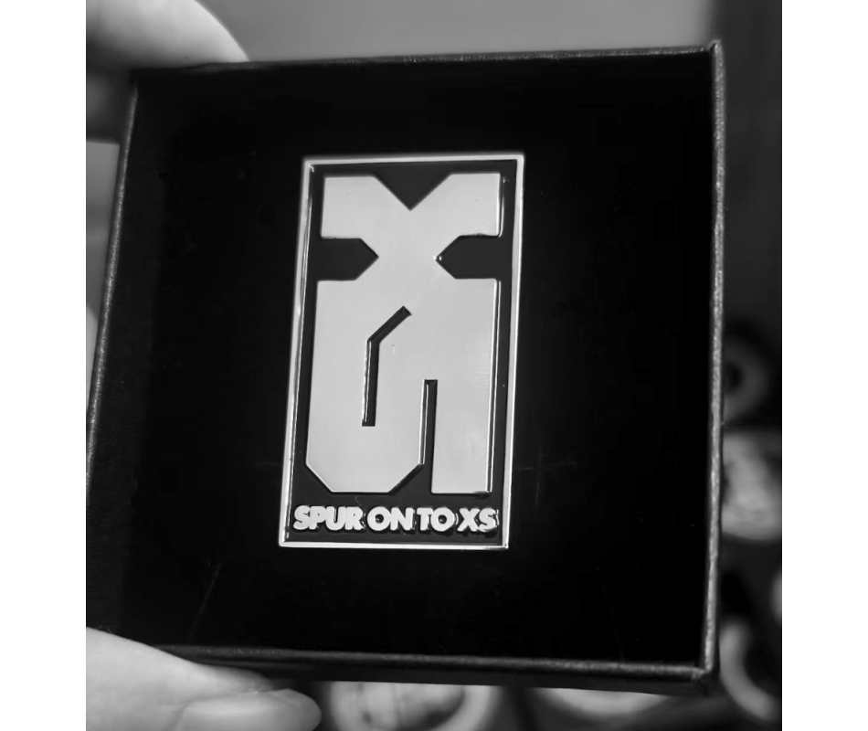 Spur On To XS (Hol), Ltd. Metalpin in casket box Dunkelheit Produkt...