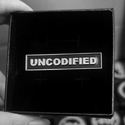 Uncodified (Ita), Ltd. Metalpin in Schatulle Dunkelheit Produktionen