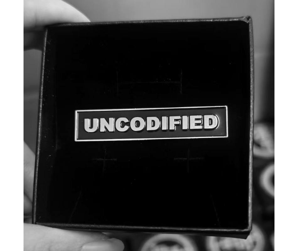 Uncodified (Ita), Ltd. Metalpin in Schatulle Dunkelheit Produktionen